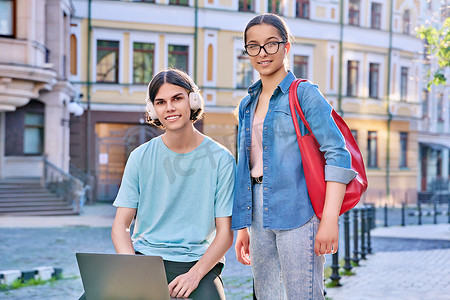 青少年男性和女性使用笔记本电脑进行学习、休闲、户外、
