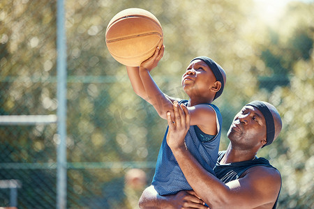 家庭篮球、体育父亲和孩子，在夏季在球场上训练孩子时提供支持，帮助学习体育比赛和教授年轻运动员。