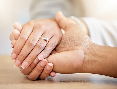 参与满赠送摄影照片_.情侣订婚时双手握住并赠送钻戒以保存日期公告。