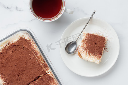 马斯卡彭摄影照片_一块自制提拉米苏蛋糕甜点