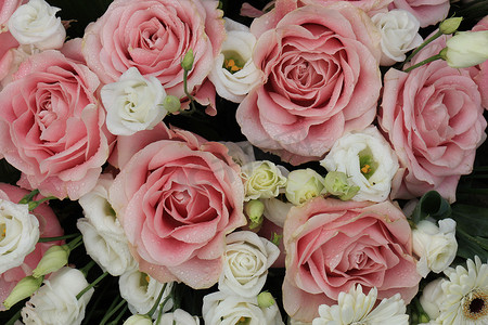 花卉婚礼装饰中的粉色和白色花朵