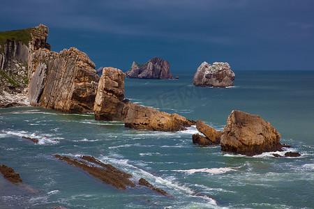 西班牙坎塔布里亚利安克雷斯拉阿尼亚海滩的岩石