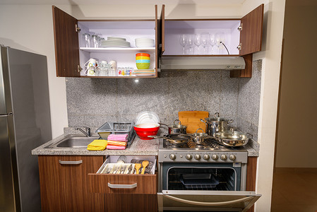 现代化的厨房配有餐具和烹饪所需的一切。
