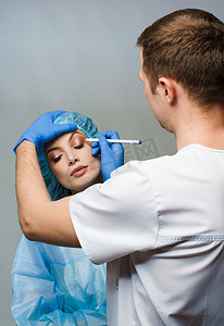 在医疗诊所进行整形手术之前，对面部进行眼睑成形术标记特写，以修改面部的眼部区域。