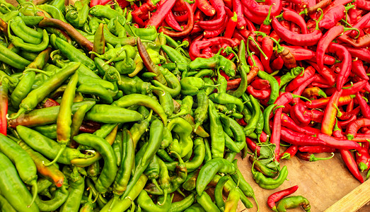 食品市场上展示的尖头红辣椒和青辣椒，色彩鲜明。