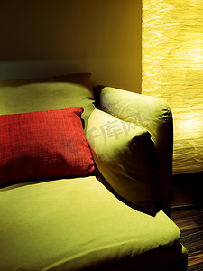 客厅细节有灯和绿色沙发的