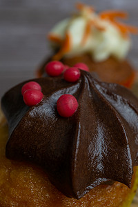 巧克力奶油杯子摄影照片_巧克力奶油胡萝卜纸杯蛋糕