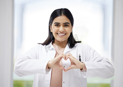 在现代诊所或医院里，微笑、有爱心的医生有心脏标志手势。