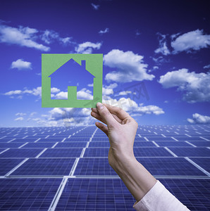 手握太阳能电池板上的绿色物流符号