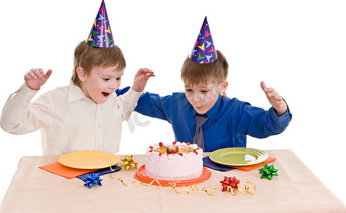 生日蛋糕蛋糕摄影照片_两个男孩威奇蛋糕