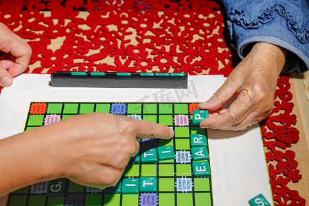 老人病摄影照片_适合老年人的填字游戏，有助于提高记忆力和大脑