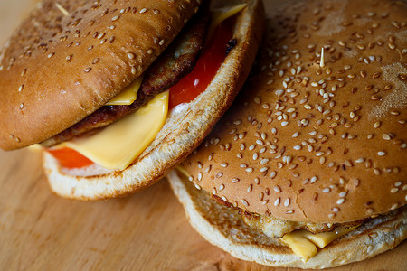 大多汁的汉堡配炸肉排奶酪和西红柿。