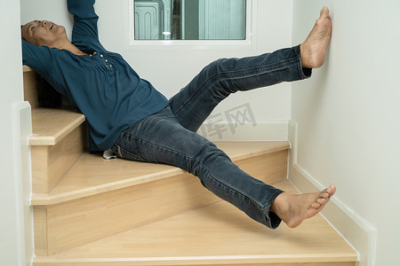 楼梯美陈摄影照片_亚洲女病人因表面湿滑从楼梯上摔下来