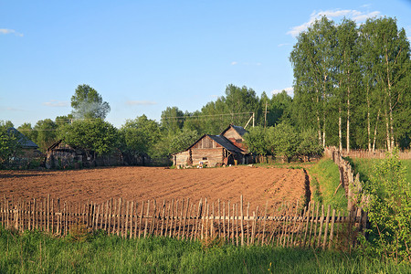 豪斯登堡摄影照片_犁田附近的农村房屋