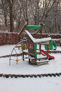 冬天下雪的公共儿童游乐场