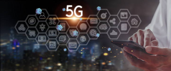 商人手握手机连接网络 5G 与图标概念、技术网络无线系统和物联网、未来出现的新技术。