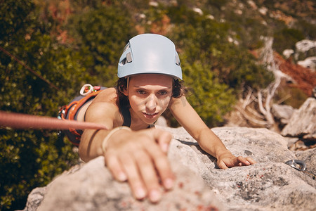 体育、锻炼和登山，女登山者攀登或沿绳下降悬崖。