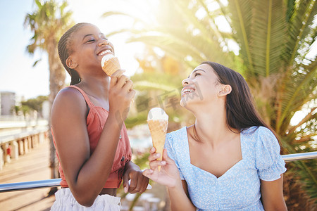 冰淇淋、夏天和女性朋友在迈阿密海滩上吃饭，享受假期旅行、假期和户外青年生活方式与阳光镜头耀斑。