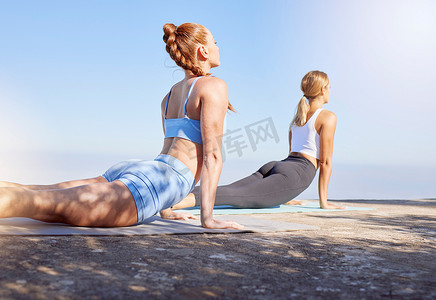 健身女性、瑜伽伸展运动和眼镜蛇在户外阳光下锻炼，以实现健康、平衡训练和强壮的身体。