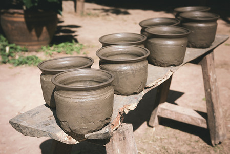 陶艺家制作陶罐