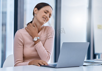 在现代办公室使用笔记本电脑工作时，患有颈部疼痛的女性压力很大。