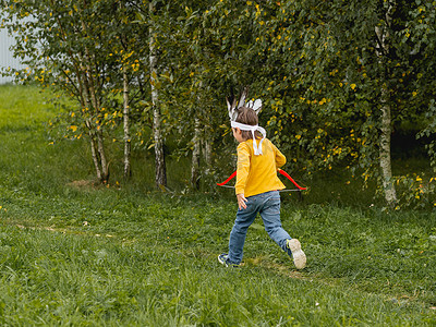 美国印第安人摄影照片_小男孩正在球场上玩美洲印第安人。