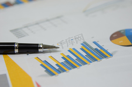 业务文档报告图形、图表和笔在办公室的文书工作财务统计增长投资账户规划分析。
