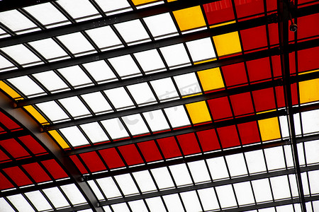 车站窗口摄影照片_带有彩色窗口的几何纹理
