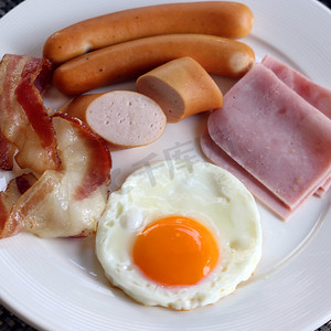 早餐包括火腿、香肠、培根和鸡蛋