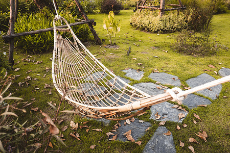 挂在树上的竹柳条吊床，供在公共花园里放松。