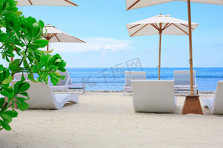 度假村摄影照片_异国情调的热带白色沙滩上的太阳椅