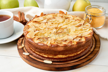 芝士蛋糕，苹果派，凝乳甜点配玉米粥，苹果，杏仁片