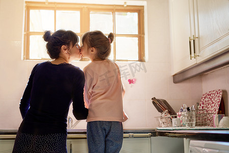 为爱筑梦传递温暖摄影照片_即使在做家务时也能分享温暖的时刻。
