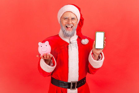 智能服务摄影照片_红色背景上的情感老年圣诞老人。