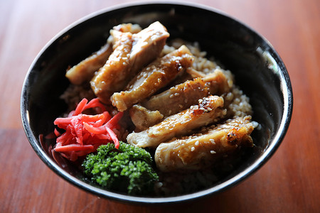食品红摄影照片_日本食品红烧鸡配米饭在木质背景