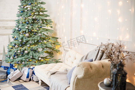 圣诞摄影照片_客房装饰圣诞节，一棵树上有礼物和玩具，圣诞球