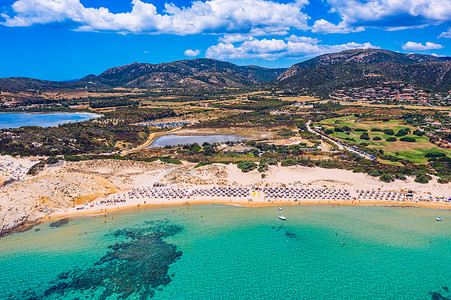 撒丁岛摄影照片_意大利撒丁岛 Chia 美丽海滩的全景。