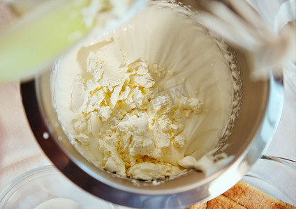 食品加工机钢碗中的马斯卡彭奶酪的顶视图，配有生奶油。