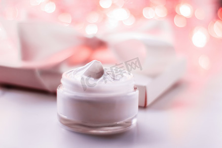 假日闪光背景的面霜保湿罐、保湿护肤品作为提升乳液、豪华美容护肤品牌的抗衰老化妆品