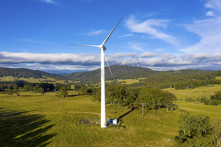 大型三叶片工业风力涡轮机发电的鸟瞰图