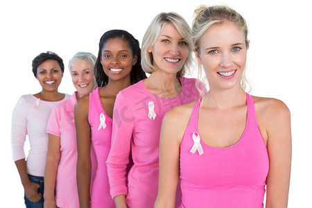 微笑的女性穿着粉红色和丝带治疗乳腺癌