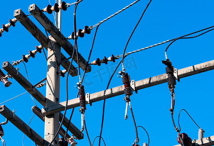 高压电路摄影照片_高压电线杆和输电线路具有清晰的蓝色