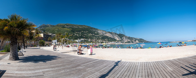 法国芒通，蔚蓝海岸2020年6月，海滨海滩温暖炎热的夏日，欣赏法国普罗旺斯-阿尔卑斯-蔚蓝海岸芒通老城区的景色