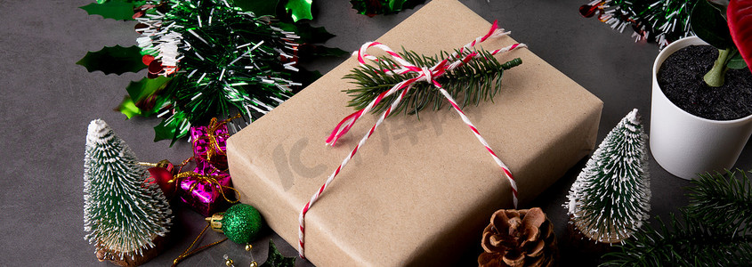 圣诞假期组合物，配有礼品盒和装饰，新年和圣诞节或周年纪念日，在季节、顶视图、横幅网站的水泥地板背景上赠送礼物。