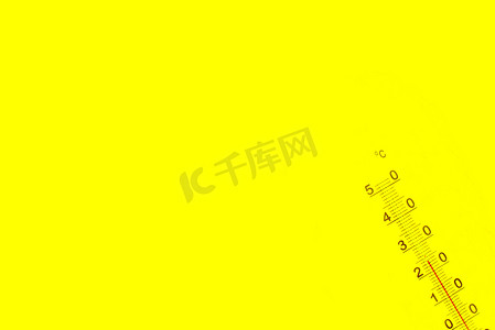黄色背景上的温度计刻度
