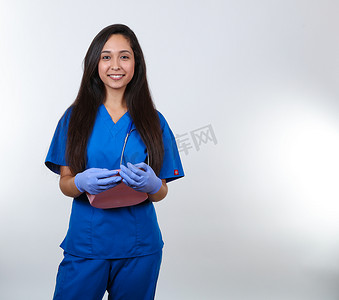 身穿蓝色手术服、拿着便盆的微笑护士