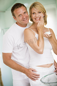 夫妇在浴室里面霜微笑