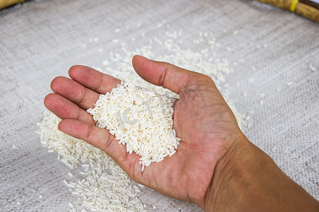 粮食危机摄影照片_手头上有米饭
