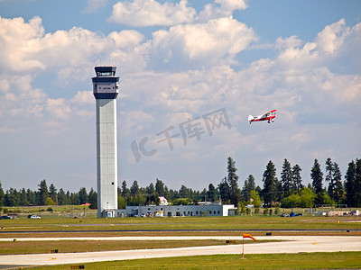 飞机起飞的现代机场空中交通管制塔