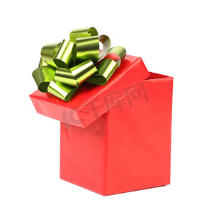打开有绿色金色蝴蝶结的红色礼品盒。
